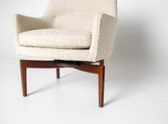 Jens Risom Pair of Jens Risom Swivel Lounge Chairs in Cream Boucl with Walnut Bases - 4586132