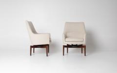 Jens Risom Pair of Jens Risom Swivel Lounge Chairs in Cream Boucl with Walnut Bases - 4586138