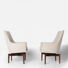 Jens Risom Pair of Jens Risom Swivel Lounge Chairs in Cream Boucl with Walnut Bases - 4588616