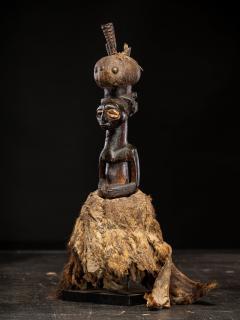 Kusu Power figure with cauris inlaid eyes topped with small antilope horns - 4268396