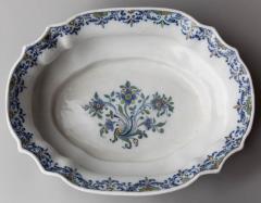 LARGE 18TH CENTURY FRENCH FAIENCE TWO HANDLED BASIN IN BALUSTER FORM - 3810456