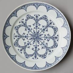 LARGE EARLY 18TH CENTURY CIRCULAR FAIENCE CHARGER - 4388070