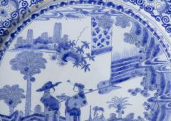 LARGE LATE 17TH CENTURY CIRCULAR FAIENCE CHARGER - 4388118