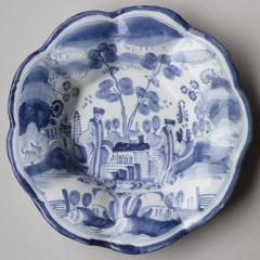 LATE 17TH CENTURY SMALL DELFT CIRCULAR LOBED FRUIT DISH WITH FLUTED EDGES - 4603335