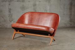 LEATHER UPHOLSTERED SETTEE - 1055457