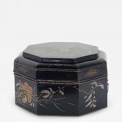 Large Lacquer and Gilt Decorated Box Japan circa 1880 - 3627487
