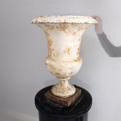 Large pair of early 19th century iron gate top urns - 4113220