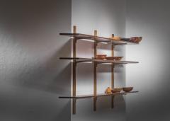 Large shelving unit with brass brackets - 3671482