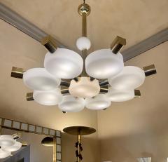 Late 20th Century Italian White Satin Murano Glass Brass Round Chandelier - 2661948