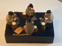 MID CENTURY ADORABLE BOX WITH DIORAMA OF GENTLEMEN MICE PLAYING CARDS ON TOP - 1878161