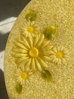 MID CENTURY DAISY AND PEBBLE RESIN TABLE - 2413950