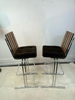 MODERNIST PAIR OF SLATTED CHROME SWIVEL BAR STOOLS - 1961330