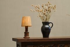 Mid Century Accent Table Lamp in Solid Oak and Patinated Brass with Raffia Shade - 4526520