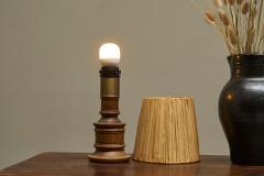 Mid Century Accent Table Lamp in Solid Oak and Patinated Brass with Raffia Shade - 4526526