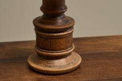 Mid Century Accent Table Lamp in Solid Oak and Patinated Brass with Raffia Shade - 4526539