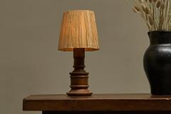 Mid Century Accent Table Lamp in Solid Oak and Patinated Brass with Raffia Shade - 4526540