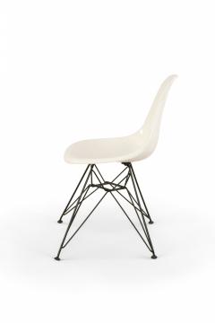 Mid Century White Molded Plastic Shell Chairs - 4172258