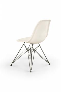 Mid Century White Molded Plastic Shell Chairs - 4172259