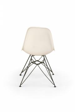 Mid Century White Molded Plastic Shell Chairs - 4172260