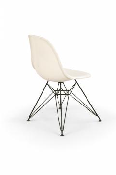 Mid Century White Molded Plastic Shell Chairs - 4172261