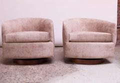 Milo Baughman Pair of Milo Baughman for Thayer Coggin Walnut and Suede Swivel Chairs - 1644751