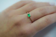 Natural Emerald and Diamond Ribbed Shank Thin Stacking Ring in 18K Rose Gold - 3513248