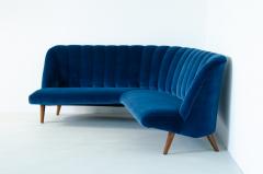 Osvaldo Borsani Corner sofa upholstered in velvet with elegant patellation on the back - 2372687