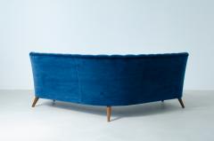 Osvaldo Borsani Corner sofa upholstered in velvet with elegant patellation on the back - 2372722