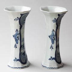 PAIR OF 18TH CENTURY OCTAGONAL DELFT VASES - 3768090
