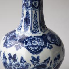 PAIR OF 18TH CENTURY OCTAGONAL DUTCH DELFT BLUE AND WHITE WAISTED BOTTLE VASES  - 3888640