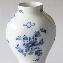 PAIR OF 19TH CENTURY DELFT BALUSTER VASES WITH LIDS - 4359428
