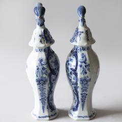 PAIR OF 19TH CENTURY DELFT BALUSTER VASES WITH LIDS - 4359440