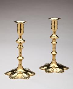 PAIR OF BRASS CANDLESTICKS WITH A PETAL BASE - 3117832