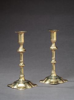PAIR OF BRASS CANDLESTICKS WITH PETAL BASES - 839559