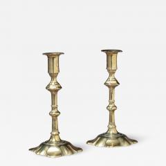 PAIR OF BRASS CANDLESTICKS WITH PETAL BASES - 841058