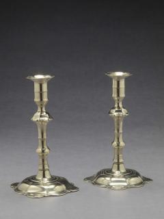 PAIR OF BRASS CANDLESTICKS WITH PETAL BASES - 3156886