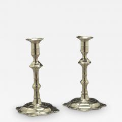 PAIR OF BRASS CANDLESTICKS WITH PETAL BASES - 3161089