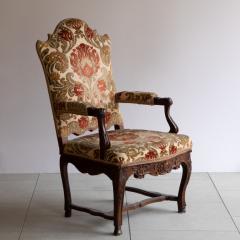 PAIR OF EARLY 18TH CENTURY ITALIAN WALNUT OPEN ARM CHAIRS CIRCA 1720 - 3598593