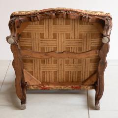 PAIR OF EARLY 18TH CENTURY ITALIAN WALNUT OPEN ARM CHAIRS CIRCA 1720 - 3598622