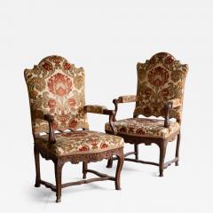 PAIR OF EARLY 18TH CENTURY ITALIAN WALNUT OPEN ARM CHAIRS CIRCA 1720 - 3602928