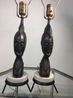 PAIR OF MID CENTURY CARVED WOOD AFRICAN BUST ON TRIPOD MARBLE BASE LAMPS - 771601