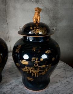 PAIR OF MODERN CHINESE VASES WITH LIDS - 686808