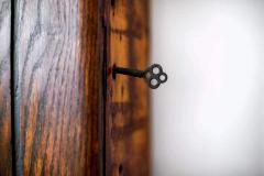 PUNCHING GAME MACHINE CIRCA 1920S - 1340245