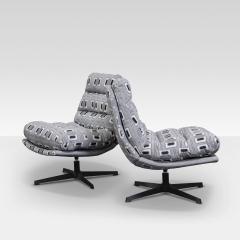 Pair of Black and White Swivel Lounge Chairs - 3921657
