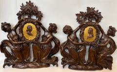 Pair of Italian wall plaques of 2 kneeling figures hold an oval frame portrait - 4656233