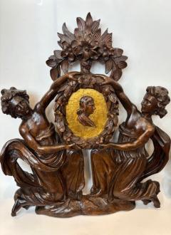 Pair of Italian wall plaques of 2 kneeling figures hold an oval frame portrait - 4656234
