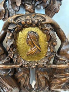 Pair of Italian wall plaques of 2 kneeling figures hold an oval frame portrait - 4656236