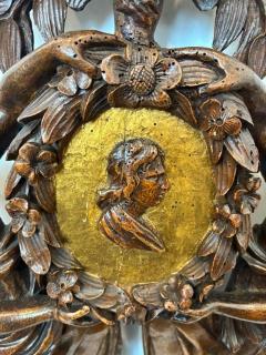 Pair of Italian wall plaques of 2 kneeling figures hold an oval frame portrait - 4656237