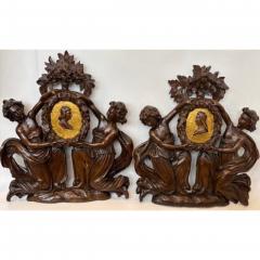Pair of Italian wall plaques of 2 kneeling figures hold an oval frame portrait - 4682998