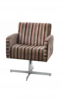 Pair of Mid Century Modern Swivel Lounge Chairs - 1770344